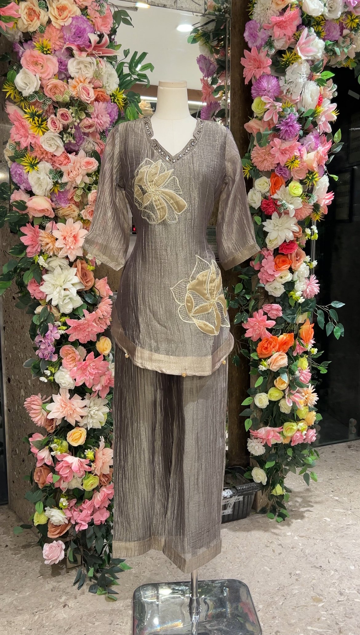 Women’s Grey Embroidered Kurta Set with Floral Motifs, V-Neck & Wide-Leg Pants - Image 2